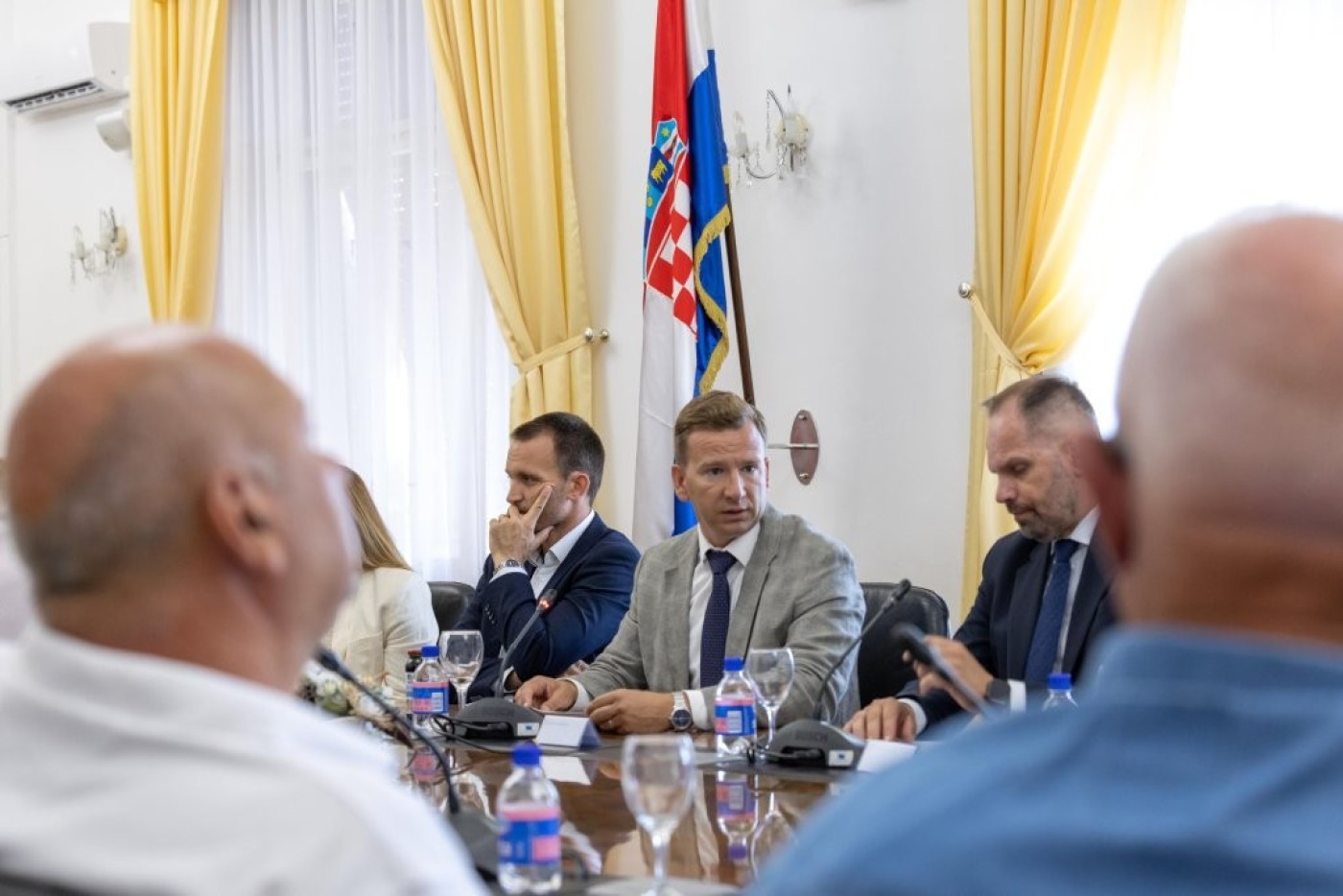 Župan Bilaver i gradonačelnik Erlić održali sastanak s braniteljskim udrugama o uspostavi spomen-sobe Domovinskog rata