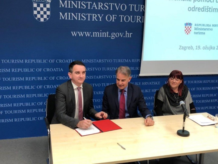 U Ministarstvu turizma potpisani Ugovori o sufinanciranju dodatnih timova medicinske pomoći u turističkim odredištima sa sedam županija-  Zadarskoj županiji blizu  180.000,00 kuna
