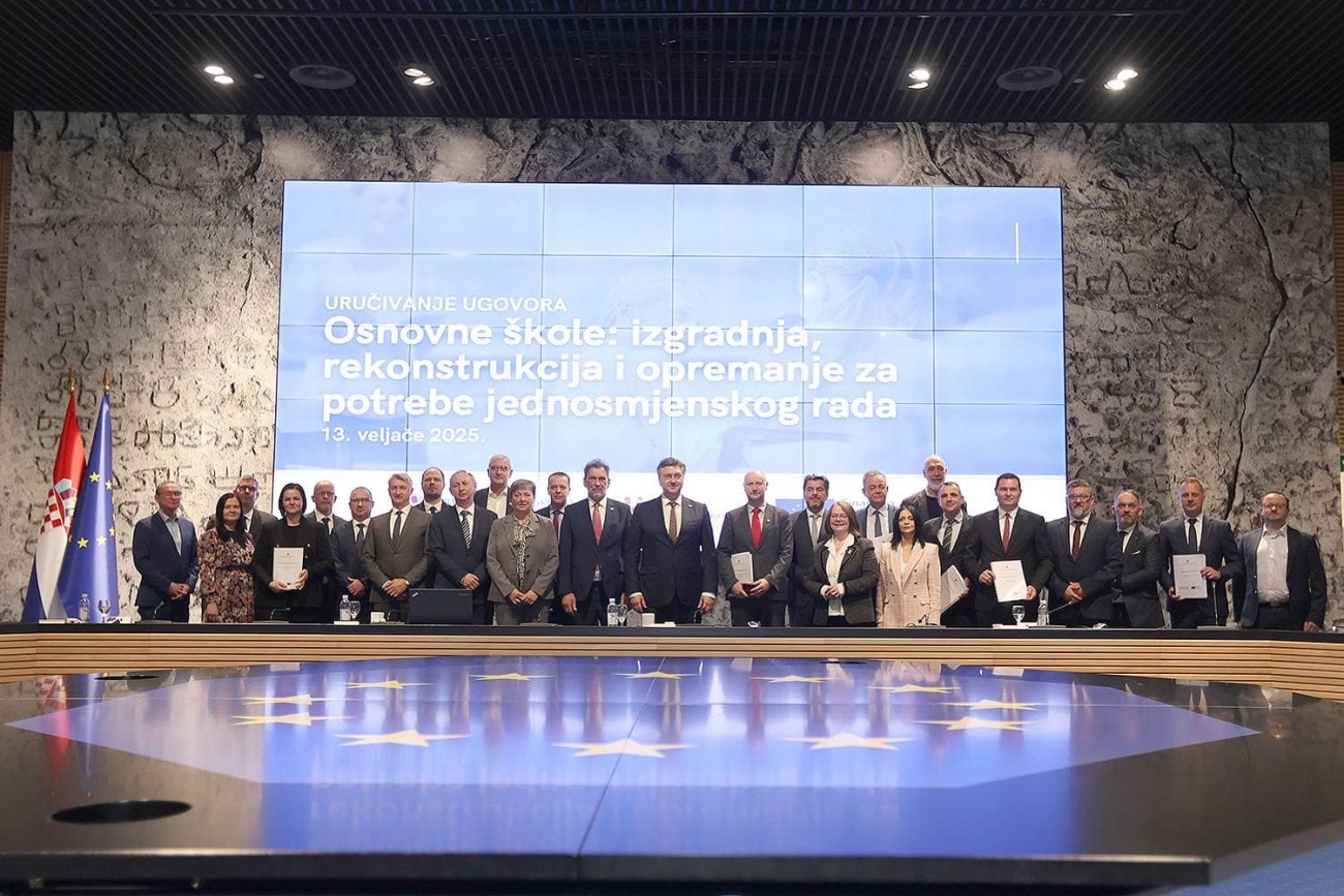 Plenković uručio ugovor za dogradnju osnovne škole u Sukošanu