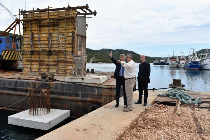 Ključni projekti za otočane: Longin u obilasku izgradnje trajektne luke u Tkonu i ribarske luke u Kalima