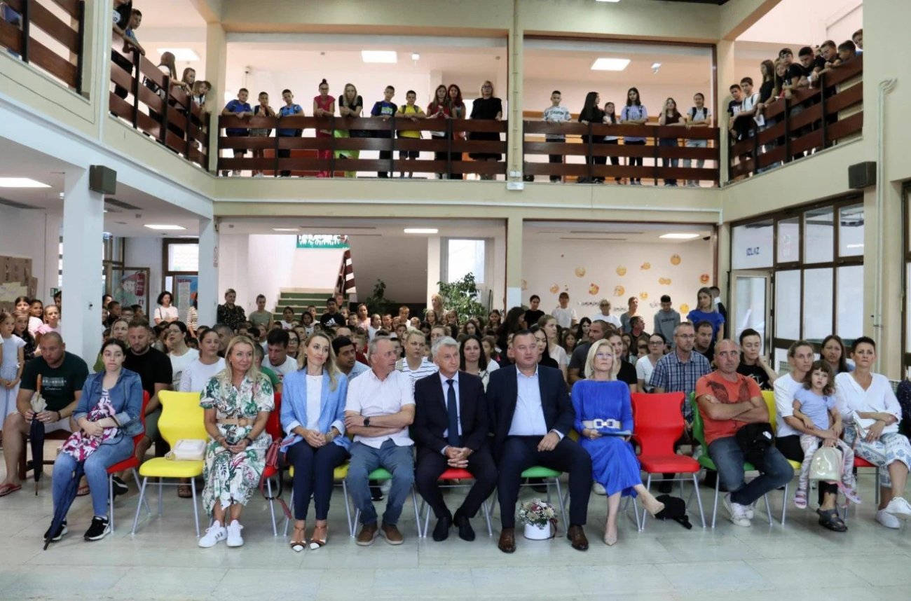 Župan Longin u OŠ Zemunik svima poželio sretan prvi dan škole: "Kroz edukaciju ćete biti na laptopima, u slobodno vrijeme družite se uz loptu!"