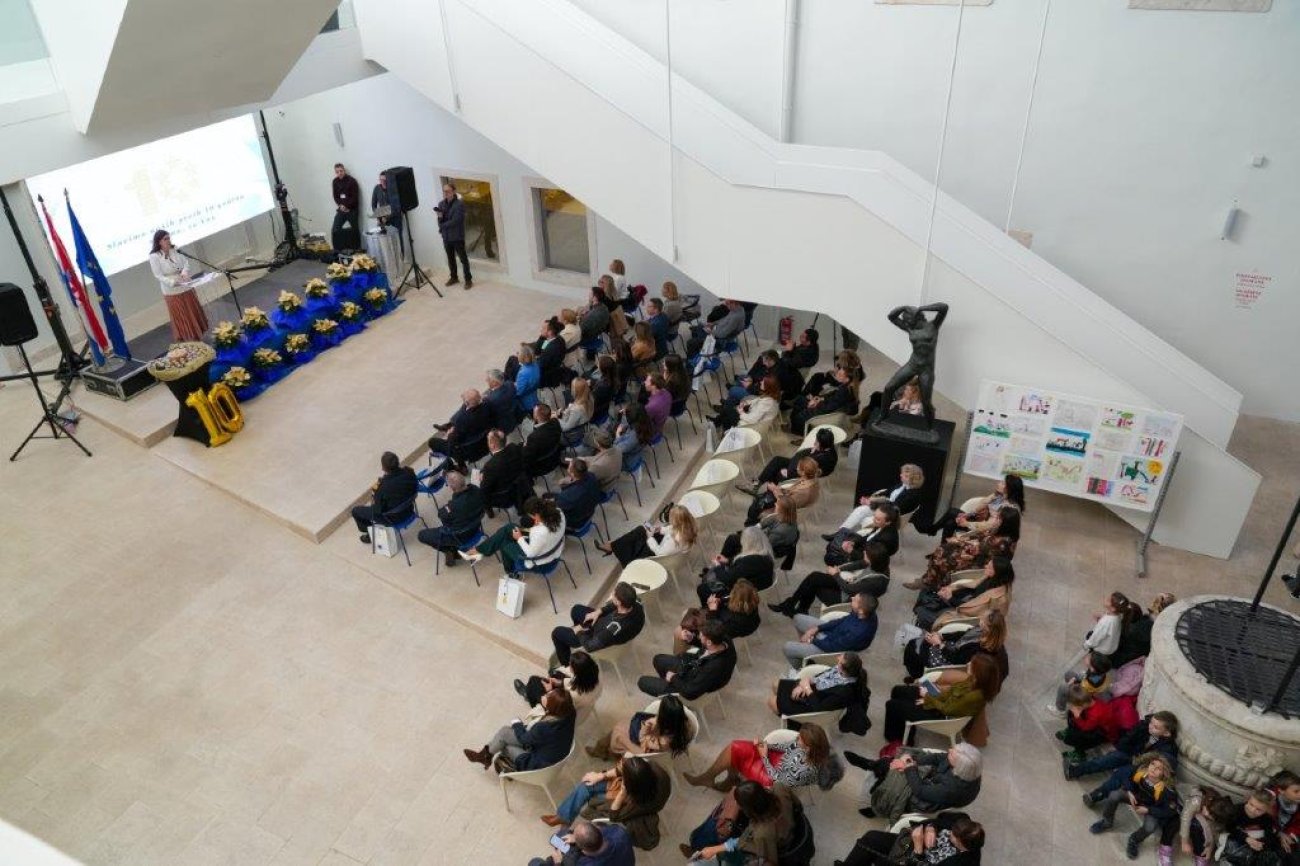 Uz izložbu dječjih radova i pjesmu proslavljena 10. godišnjica rada centra EUROPE DIRECT Zadar