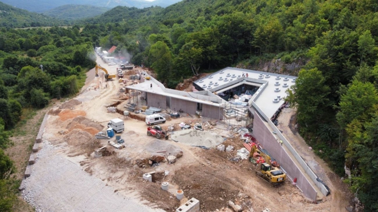 Župani Longin i Petry obišli radove na Centru izvrsnosti Cerovačke špilje u Gračacu