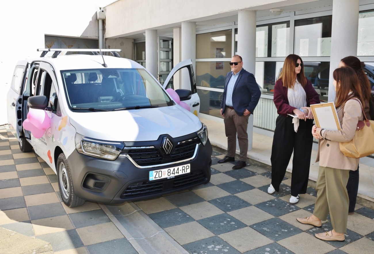 Zajedničkim snagama za otočne školarce: OŠ „Valentin Klarin“ u Preku dobila novo vozilo vrijedno 30.000 eura