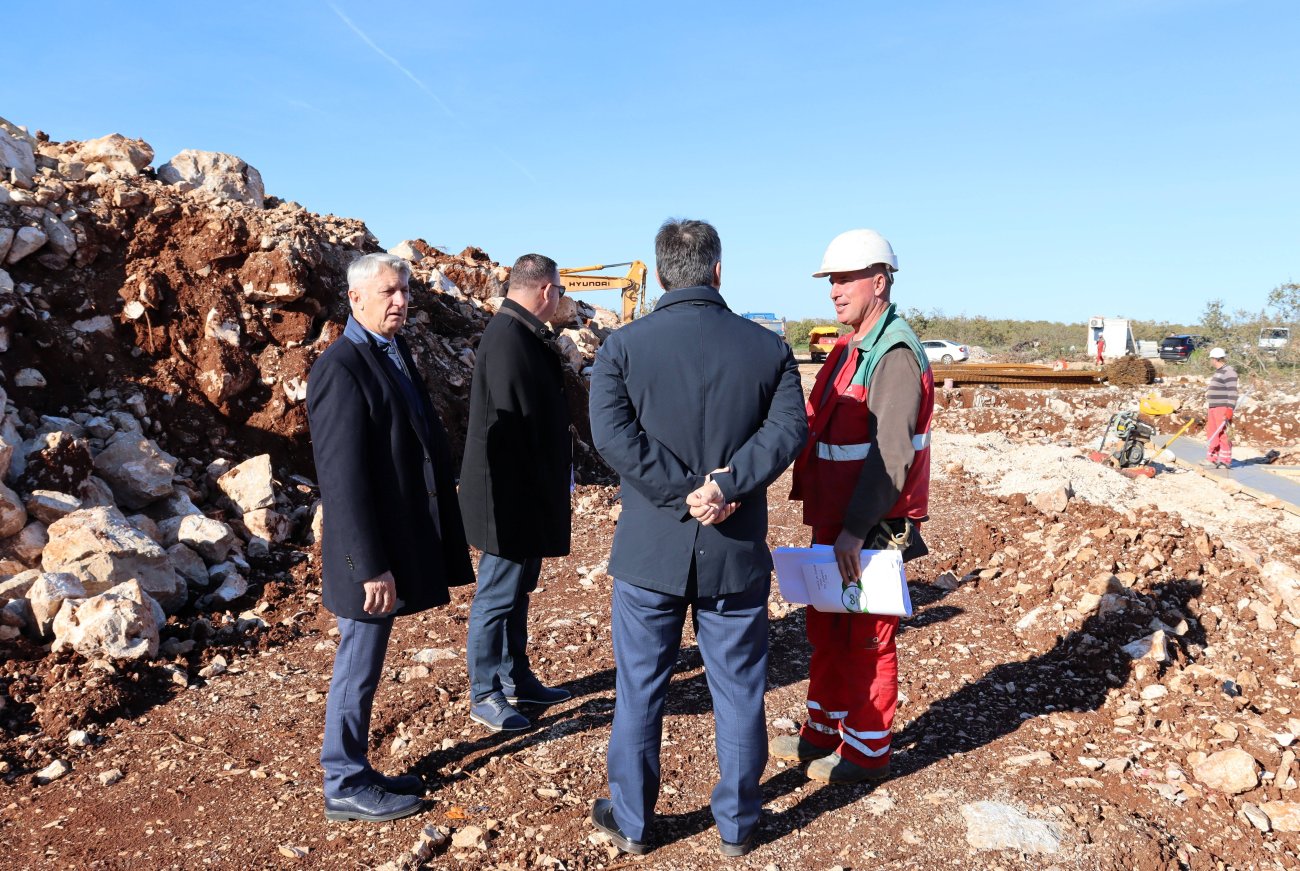 Župan sa suradnicima u obilasku radova na azilu za životinje i Poljoprivredno-edukacijskog centra