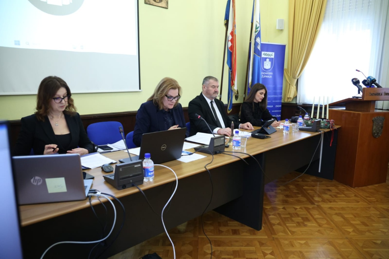 Županijska skupština: Povećan proračunski iznos naknada za novorođenčad, odobrena izgradnja školske dvorane u Pridragi