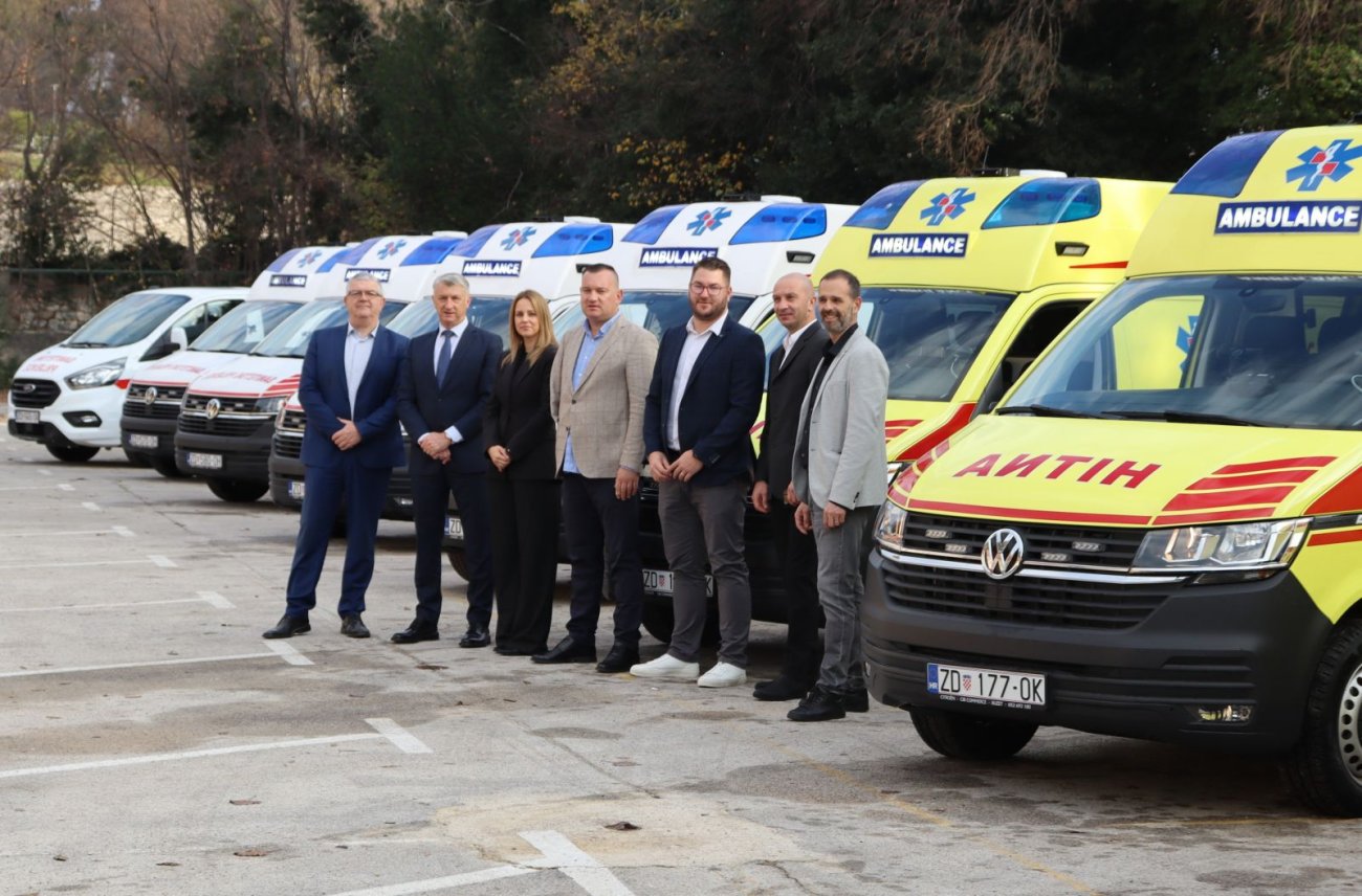 Obnova voznog parka: Zavodu za hitnu medicinu pristiglo osam novih vozila za hitnu i sanitet
