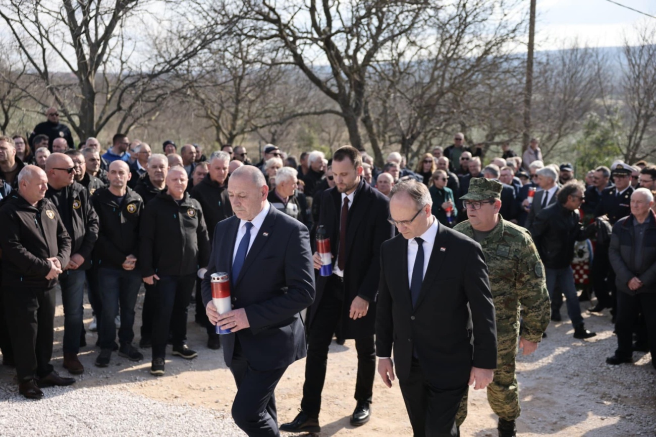 Otkriven spomenik poginulim braniteljima Grbinu i Majeru