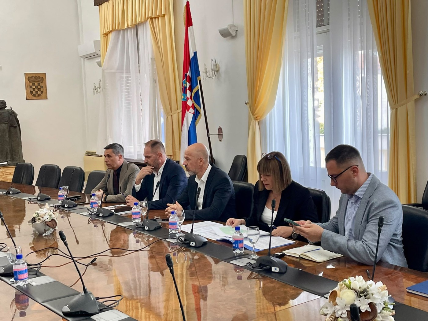 Sigurniji put do škole za učenike u Gračacu: dogovorene konkretne mjere