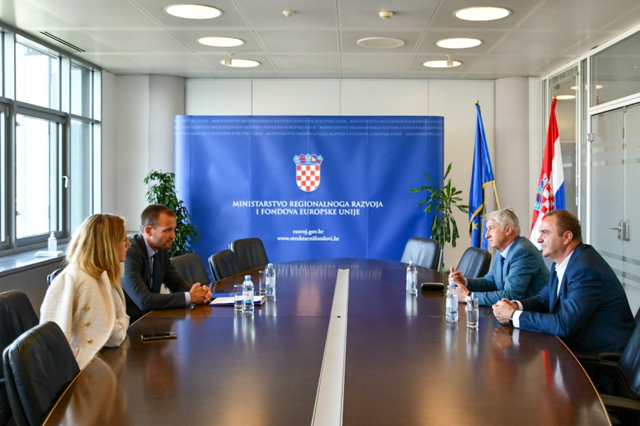 Ministar Erlić uručio 460 tisuća eura vrijedne ugovore Općini Gračac