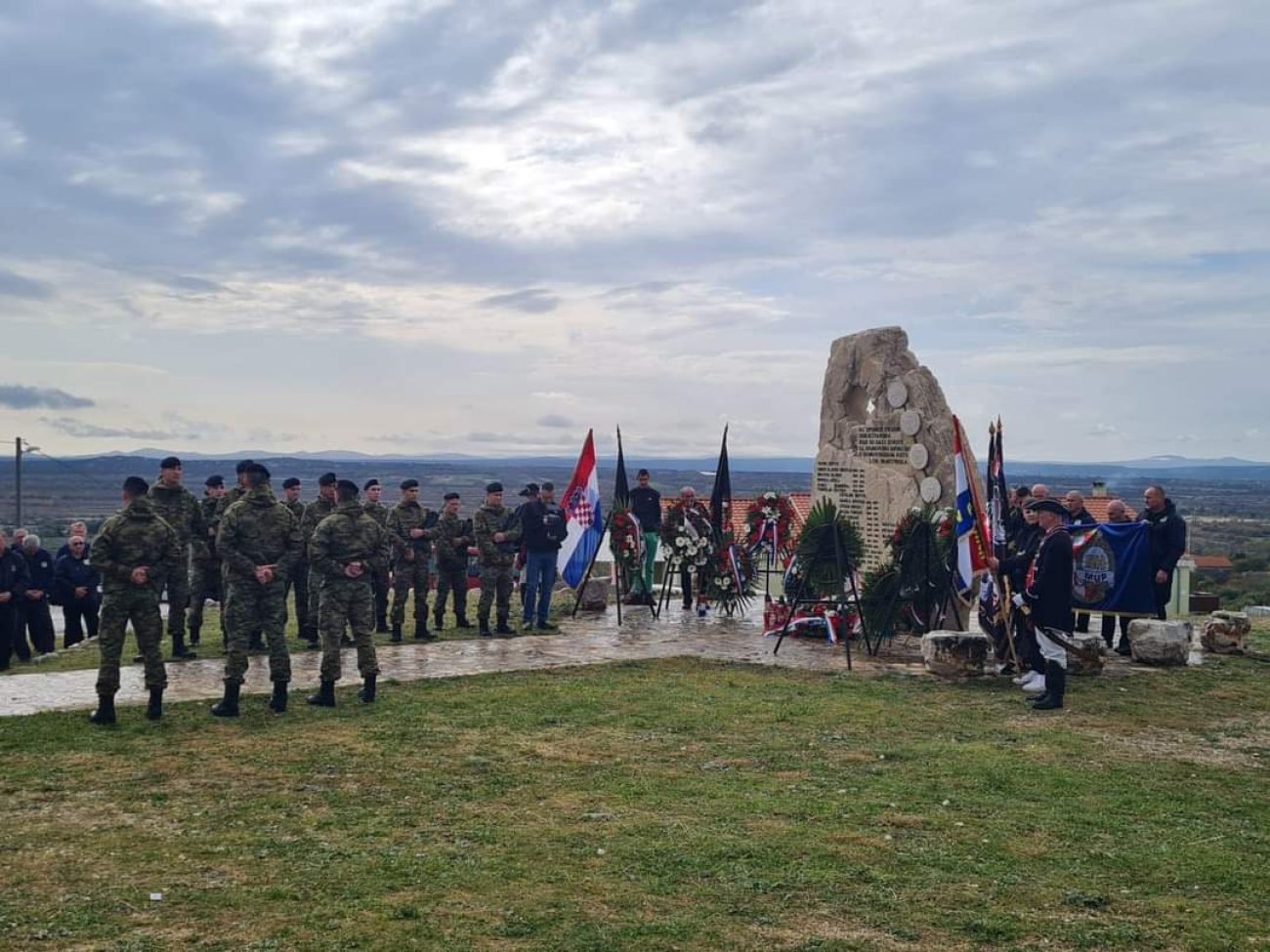 Ministar Medved poklonio se žrtvama Nadina i Škabrnje