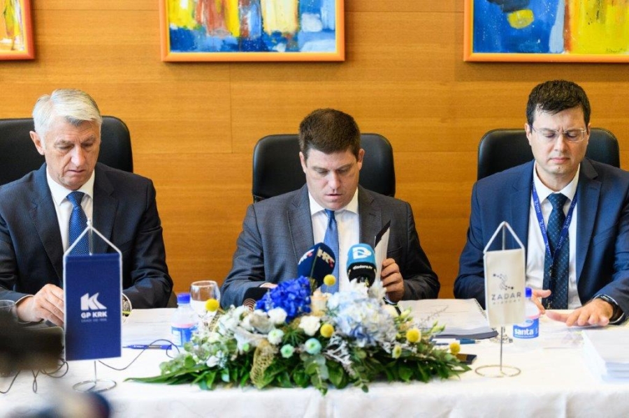 Potpredsjednik Vlade Oleg Butković na potpisivanju Ugovora za izvođenje radova u Zračnoj luci Zadar