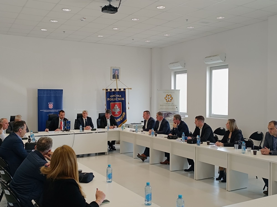 Ministar Erlić uručio deset ugovora za projekte iz programa regionalnog razvoja
